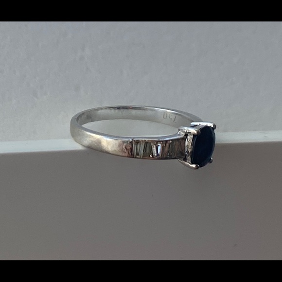 18K white gold sapphire and baguette ring. Will make a perfect engagement ring - Picture 9 of 9